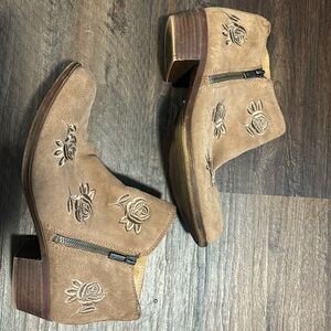 Lucky brand booties Size 10 Tan embroidered roses